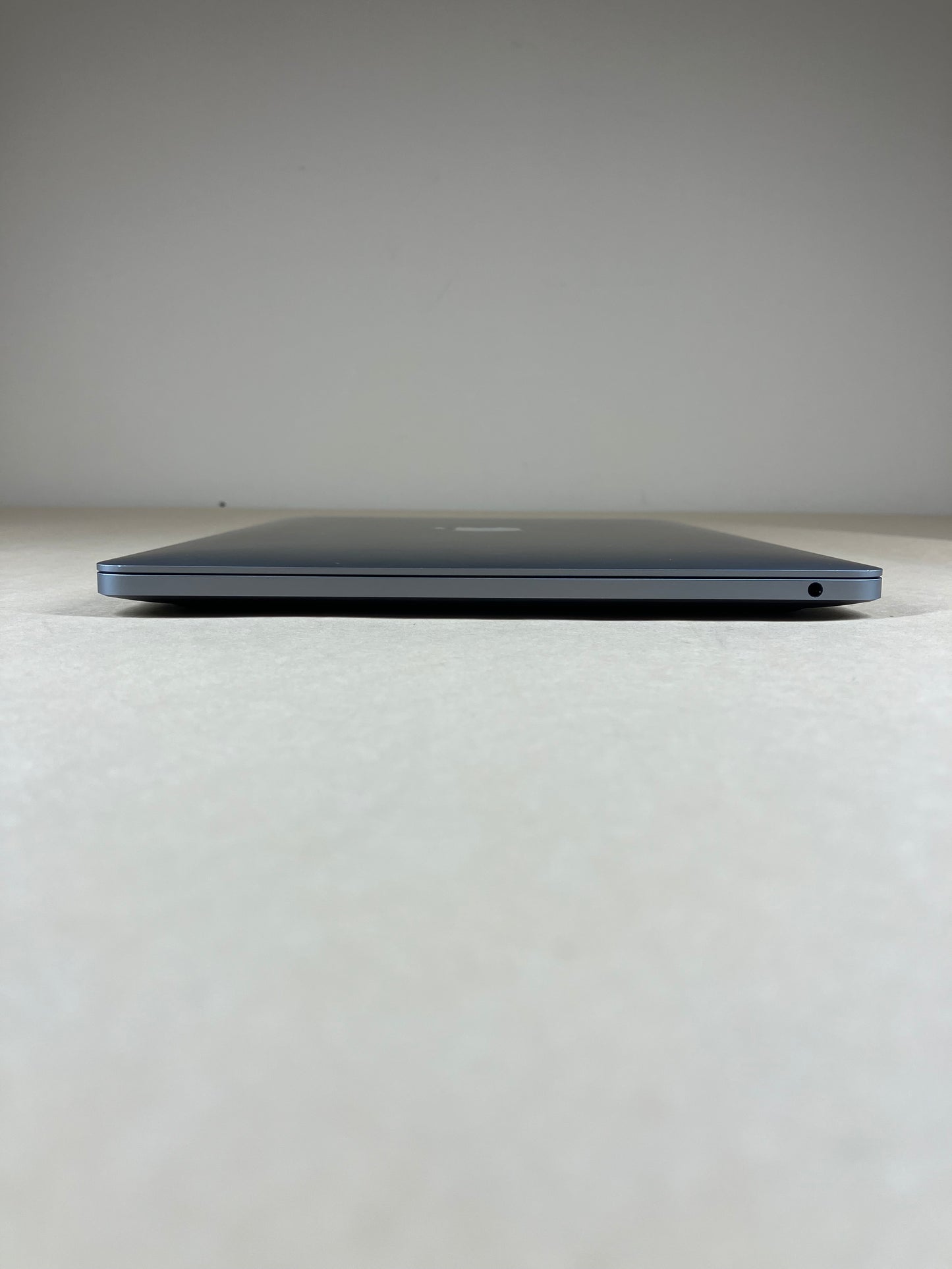 2020 Apple MacBook Pro 13.3" M1 8C GPU 3.2GHz 8GB RAM 256GB SSD MYD82LL/A