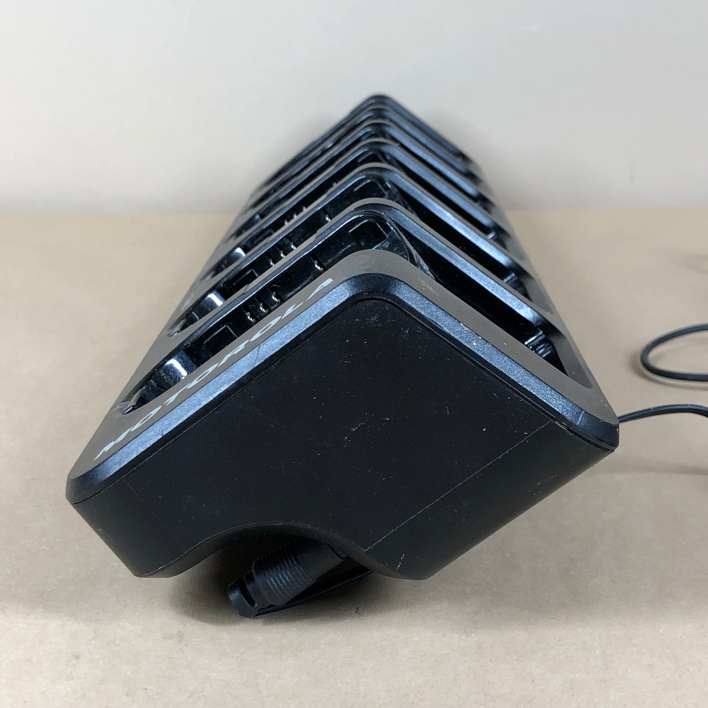 Motorola CLIP1010 Two-Way Radio with Motorola D840-16042100CF Multi-Unit Charger