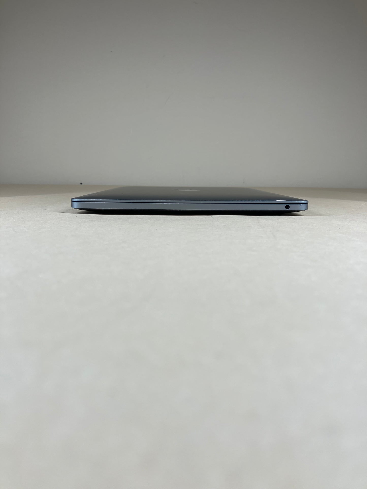 2020 Apple MacBook Pro 13.3" M1 8C GPU 3.2GHz 8GB RAM 256GB SSD MYD82LL/A