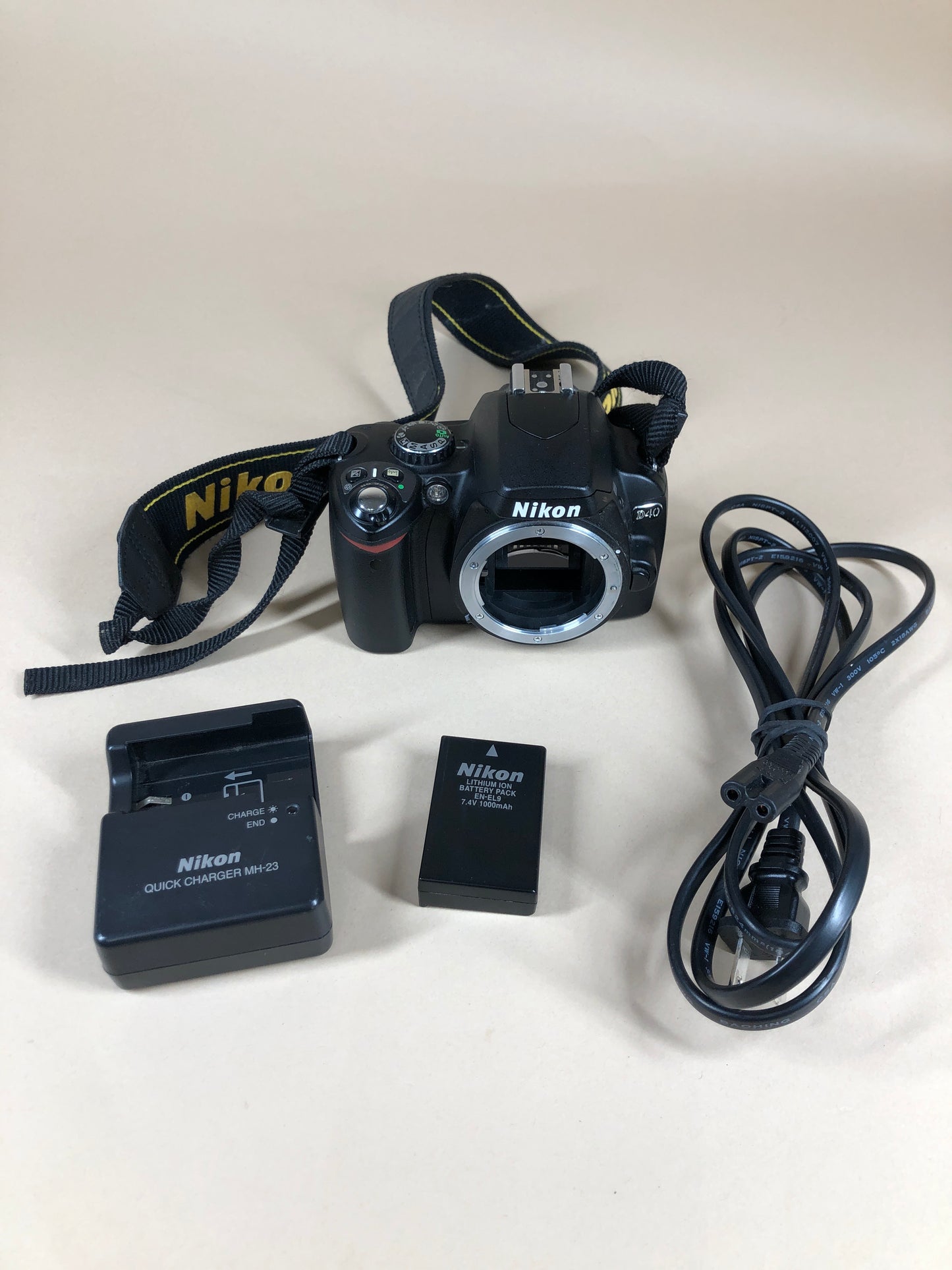 Nikon D40 6.1MP Digital SLR DSLR Camera Body 7557 Shutter Count Black