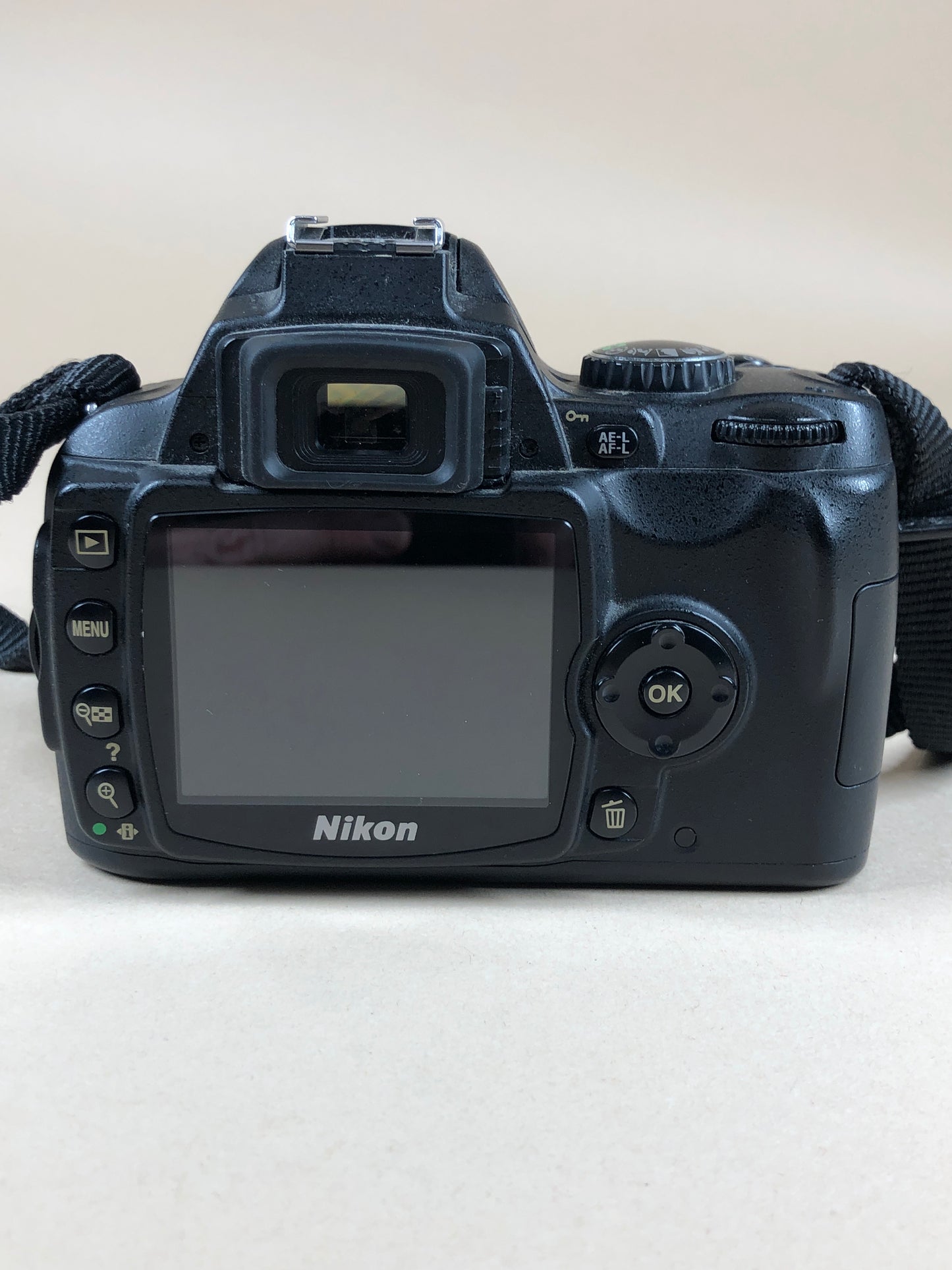 Nikon D40 6.1MP Digital SLR DSLR Camera Body 7557 Shutter Count Black