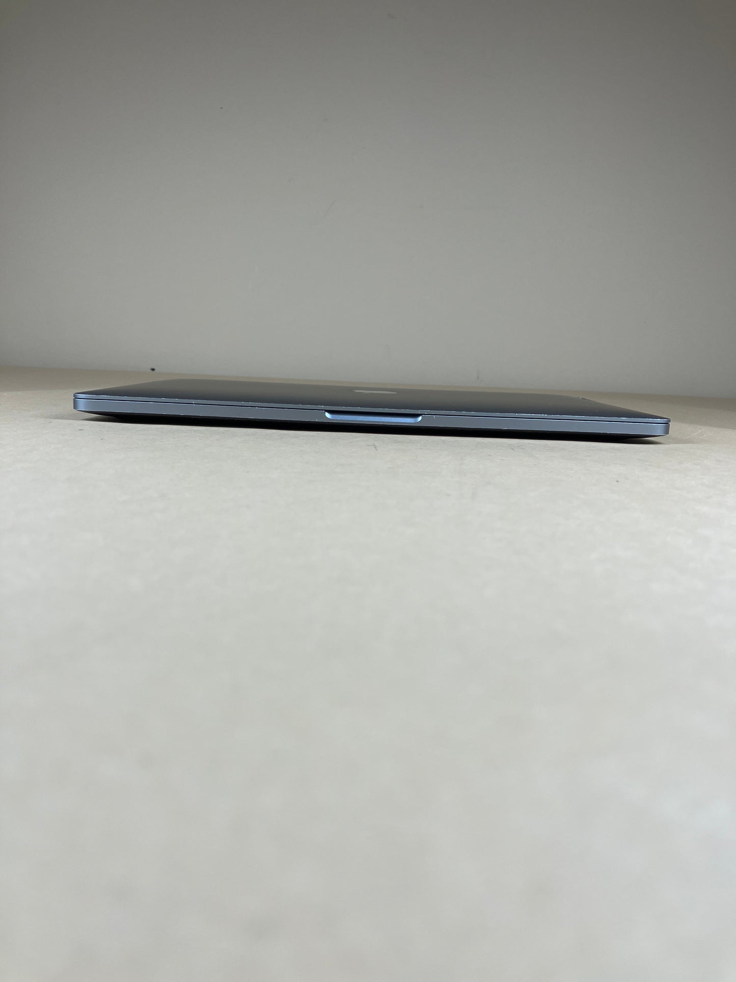 2020 Apple MacBook Pro 13.3" M1 8C GPU 3.2GHz 8GB RAM 256GB SSD MYD82LL/A