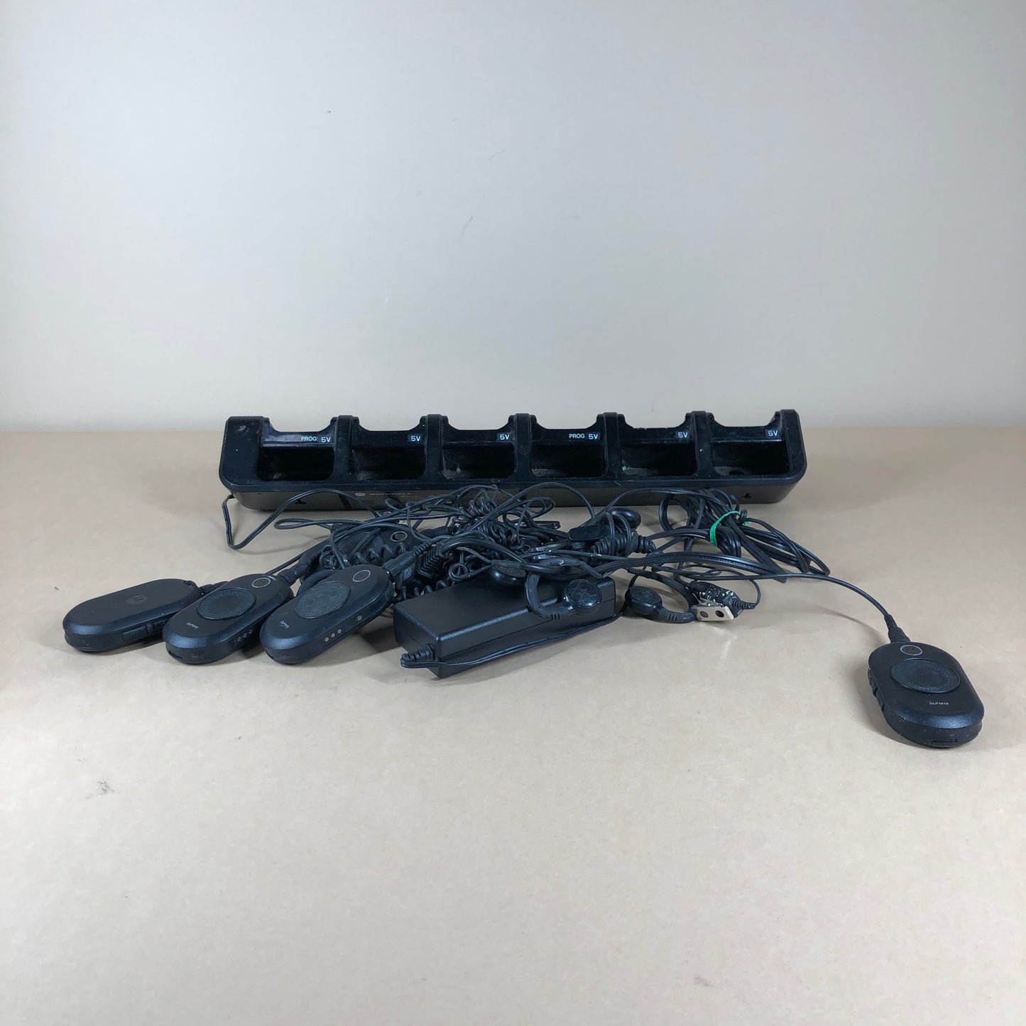 Motorola CLIP1010 Two-Way Radio with Motorola D840-16042100CF Multi-Unit Charger