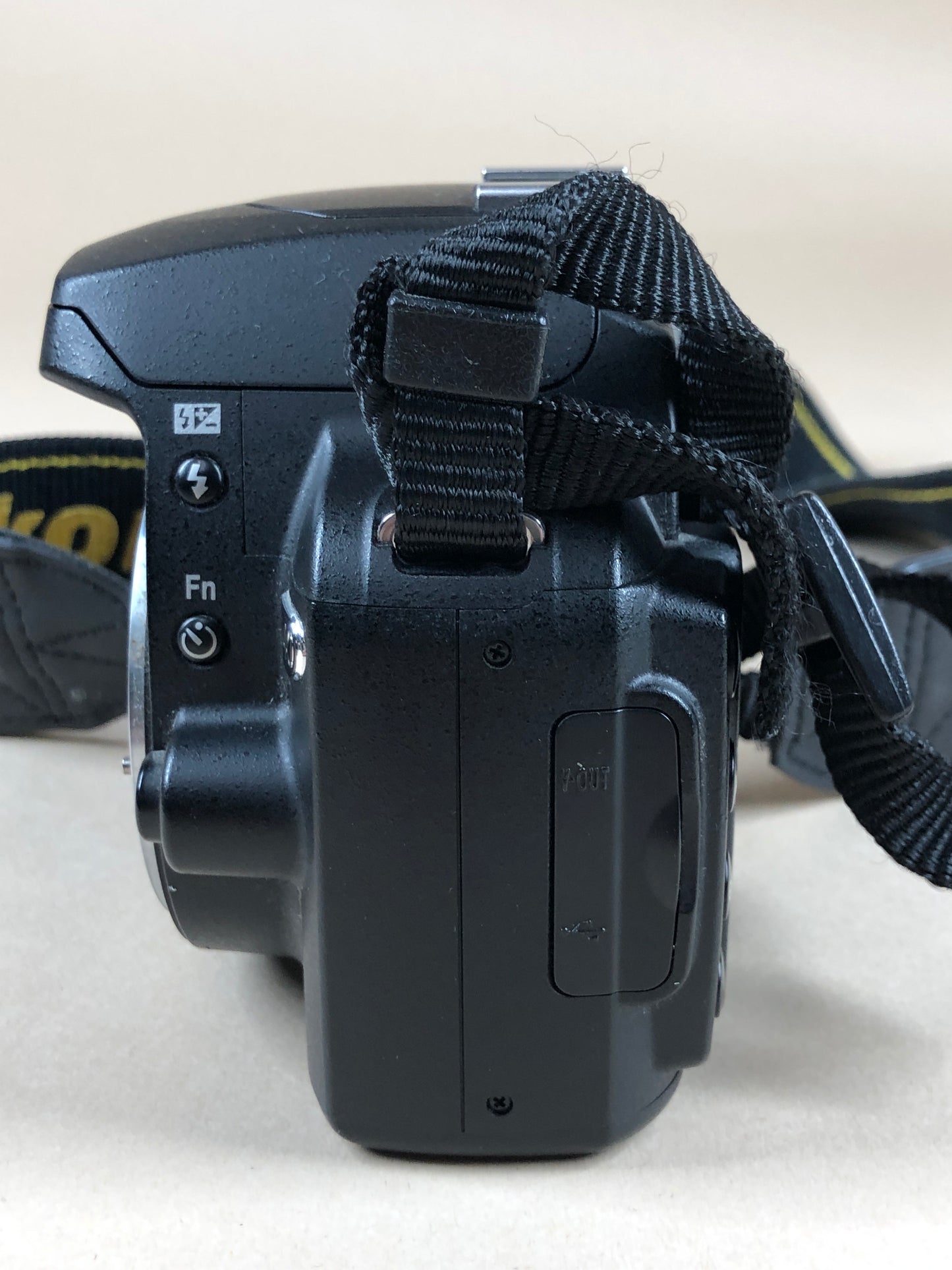 Nikon D40 6.1MP Digital SLR DSLR Camera Body 7557 Shutter Count Black
