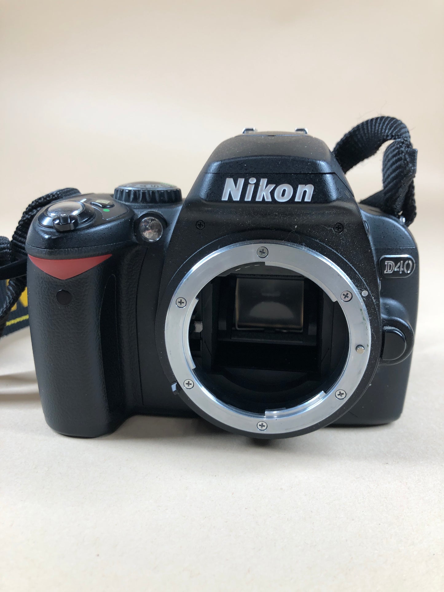 Nikon D40 6.1MP Digital SLR DSLR Camera Body 7557 Shutter Count Black