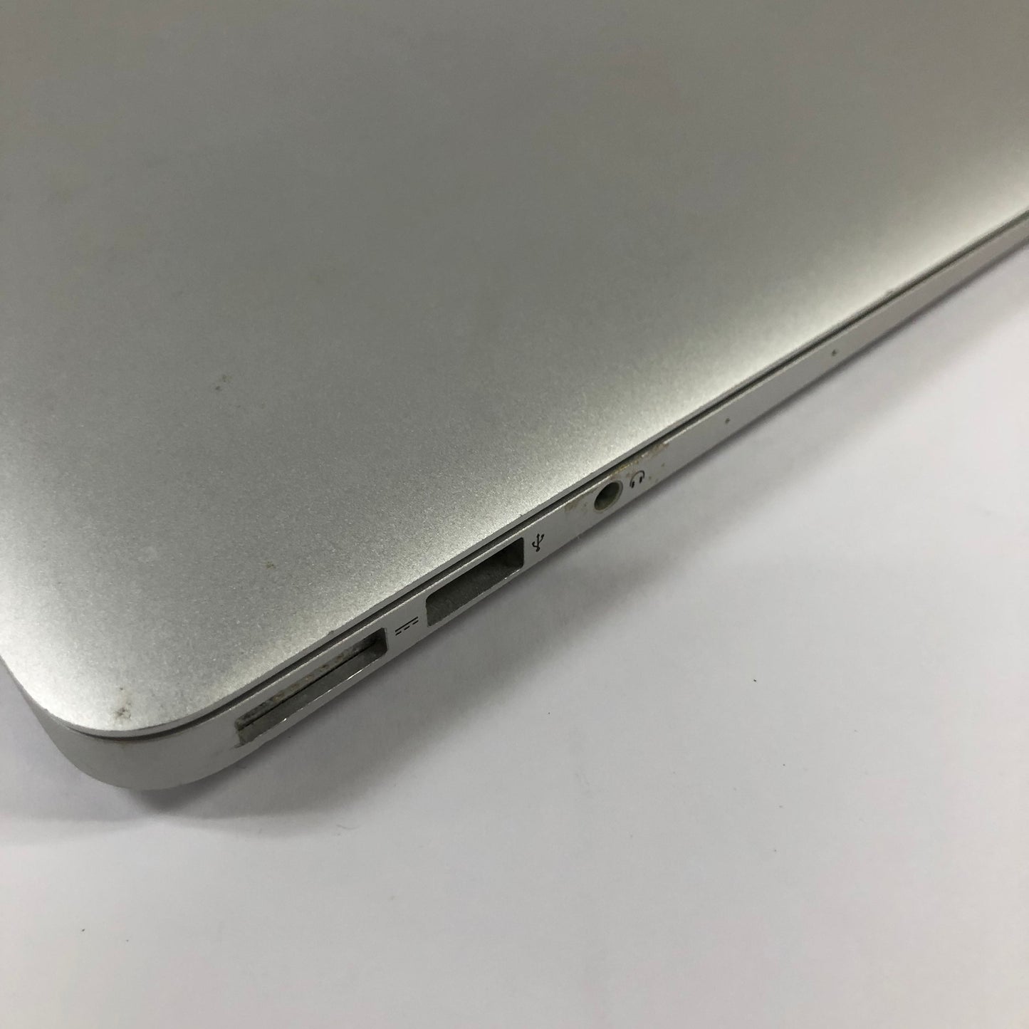 2015 Apple MacBook Air 13.3" i5 1.1GHz 4GB RAM 256GB SSD Silver A1466