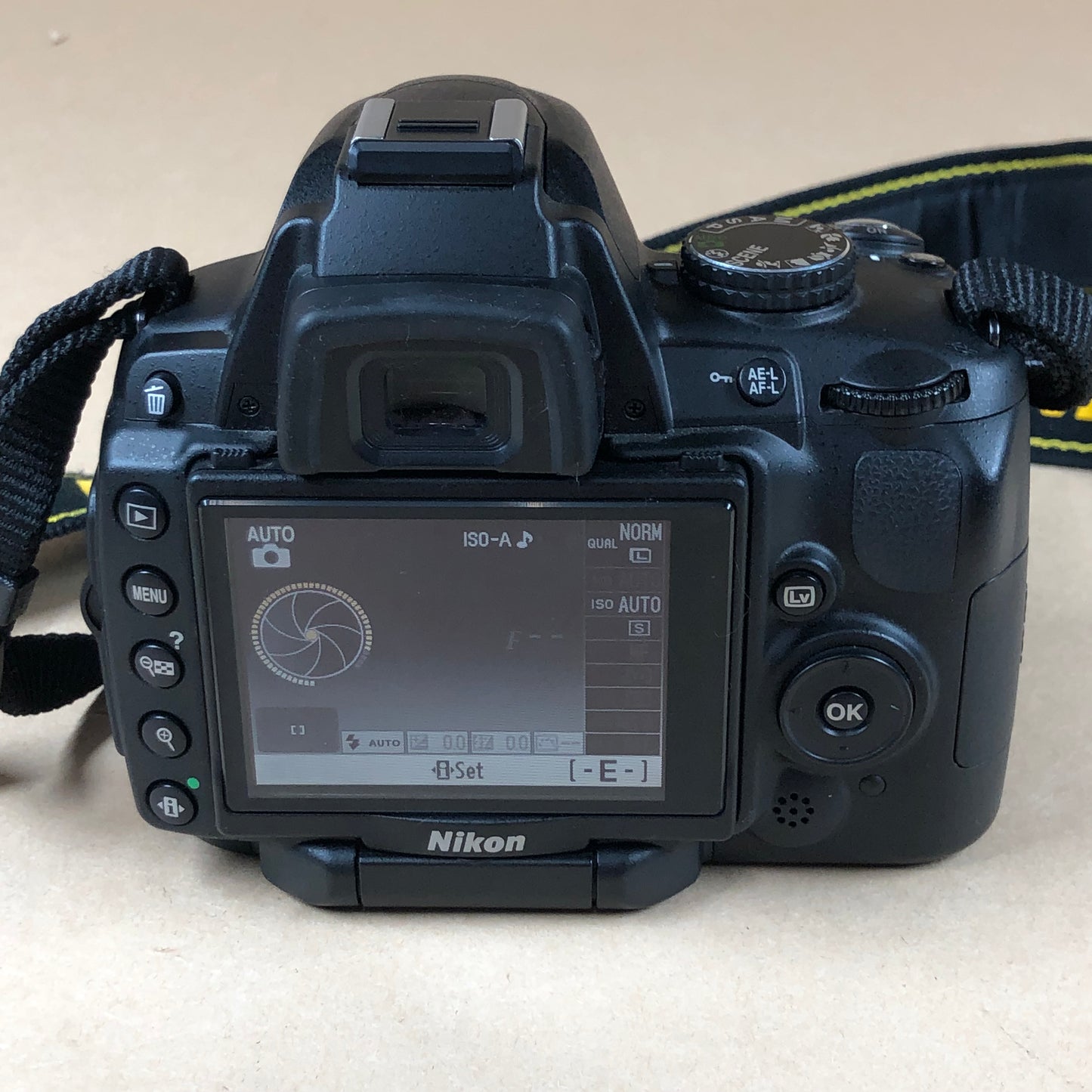 Nikon D5000 12.3MP D33697 Digital SLR DSLR Camera 514 Shutter Count