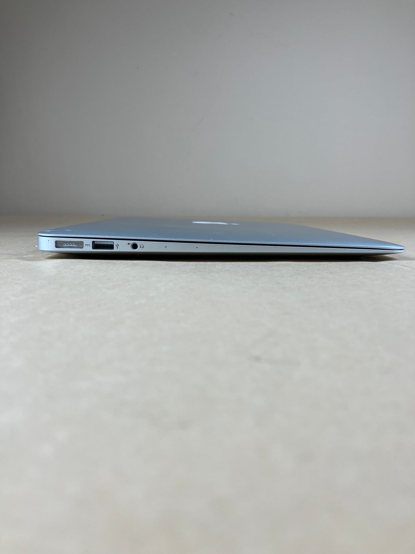 2017 Apple MacBook Air 13.3" i5 1.8GHz 8GB RAM 256GB SSD Silver A1466