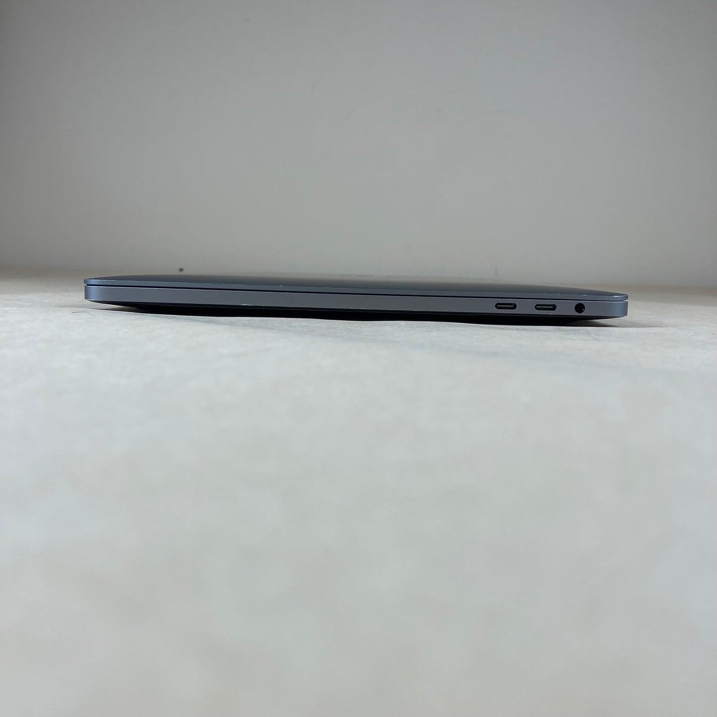 2018 Apple MacBook Air 13.3" i5 2.3GHz 8GB RAM 256GB SSD Space Gray A1989