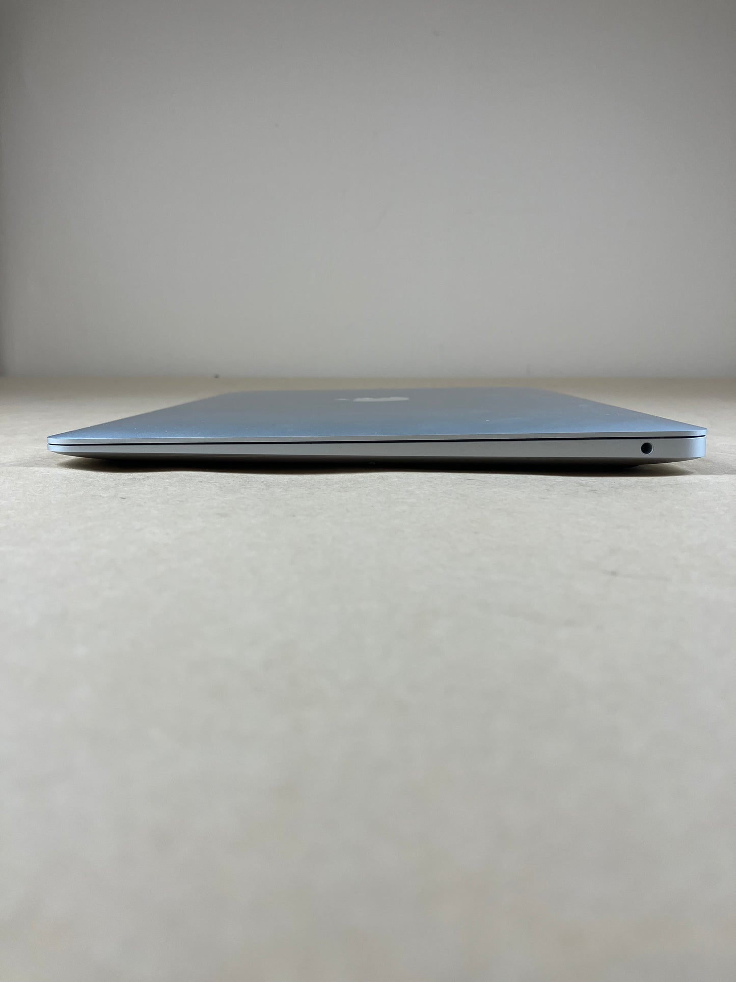 2020 Apple MacBook Air 13.3" M1 7C GPU 3.2GHz 8GB RAM 256GB SSD A2337