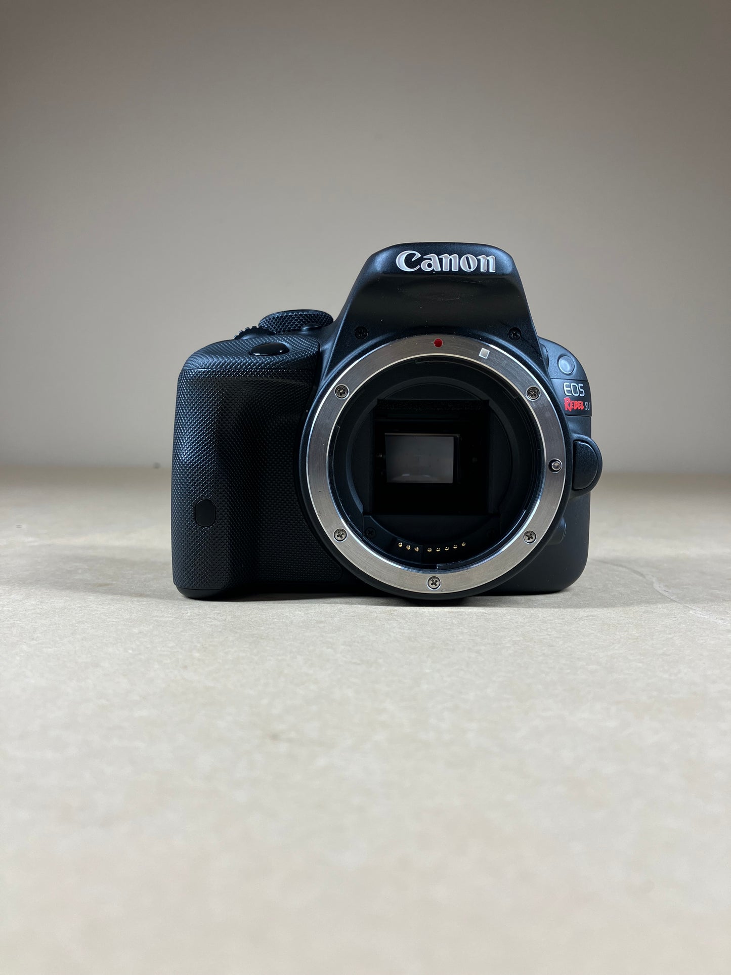 Canon EOS Rebel SL1 18.0MP Digital SLR DSLR Camera 1,869 Shutter Count Body Only