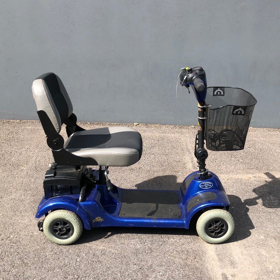 MERITS Mini-Coupe 4 Wheel Scooter S549