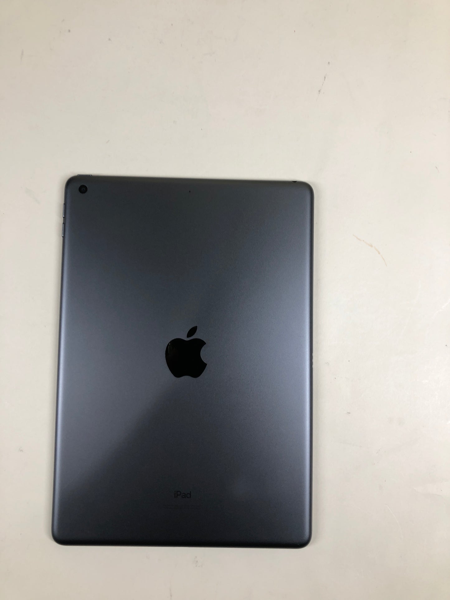 WiFi Only Apple iPad 9th Gen 64GB 17.5.1 Space Gray MK2K3LL/A