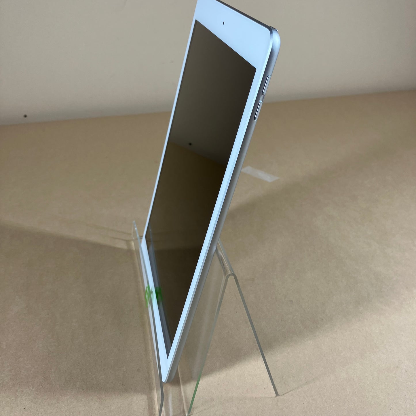 WiFi Only Apple iPad 8th Gen 32GB 18.6.2 Silver MYLA2LL/A