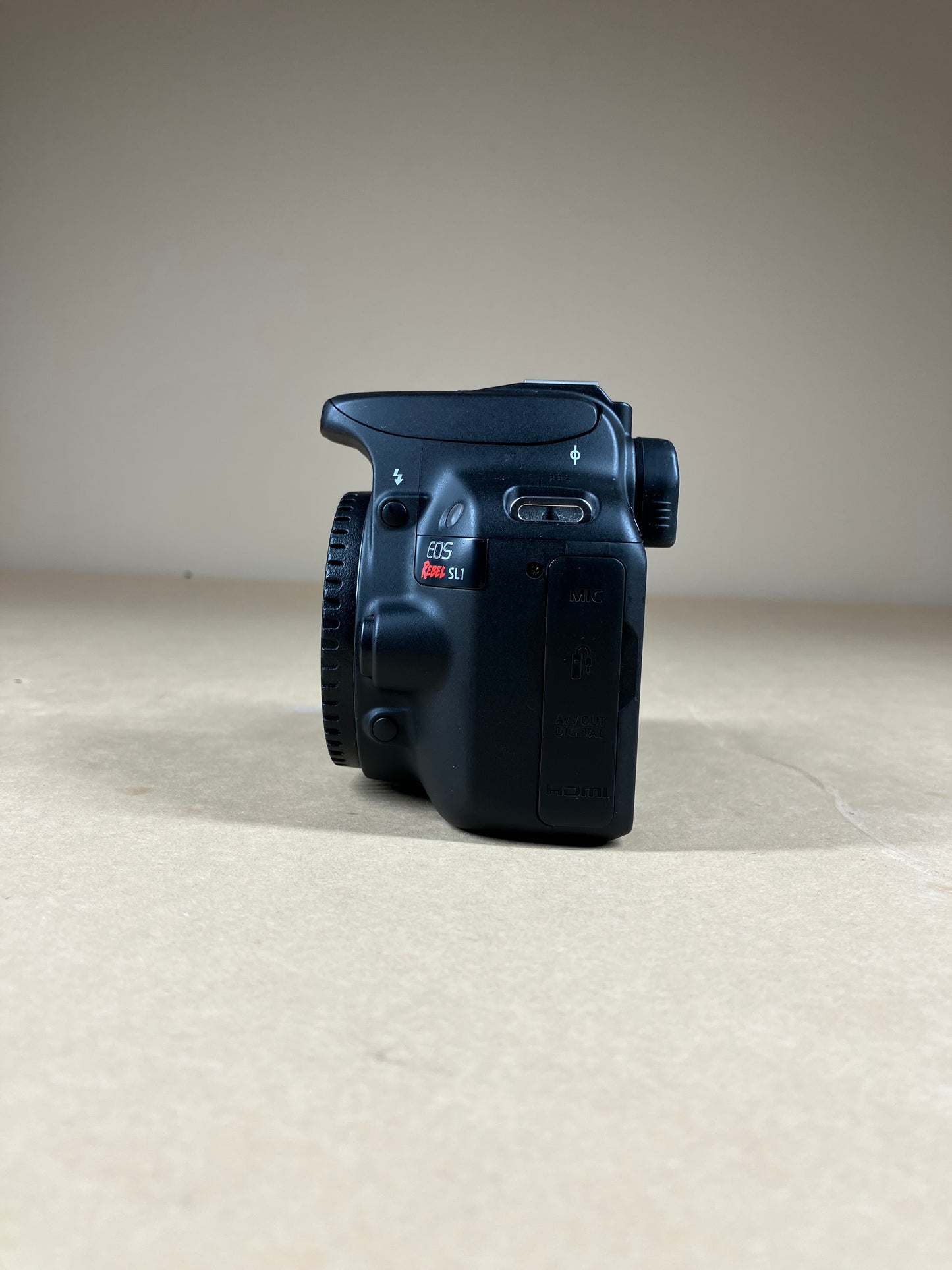 Canon EOS Rebel SL1 18.0MP Digital SLR DSLR Camera 1,869 Shutter Count Body Only