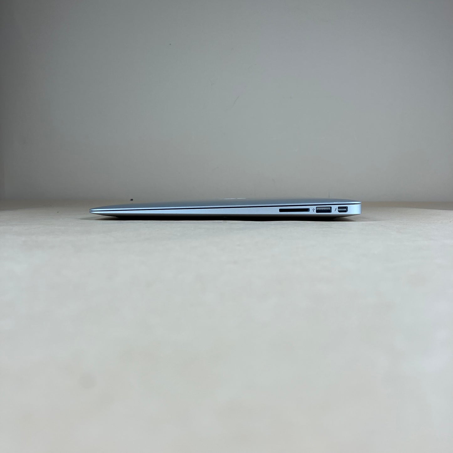 2017 Apple MacBook Air 13.3" i5 1.8GHz 8GB RAM 128GB SSD Silver A1466