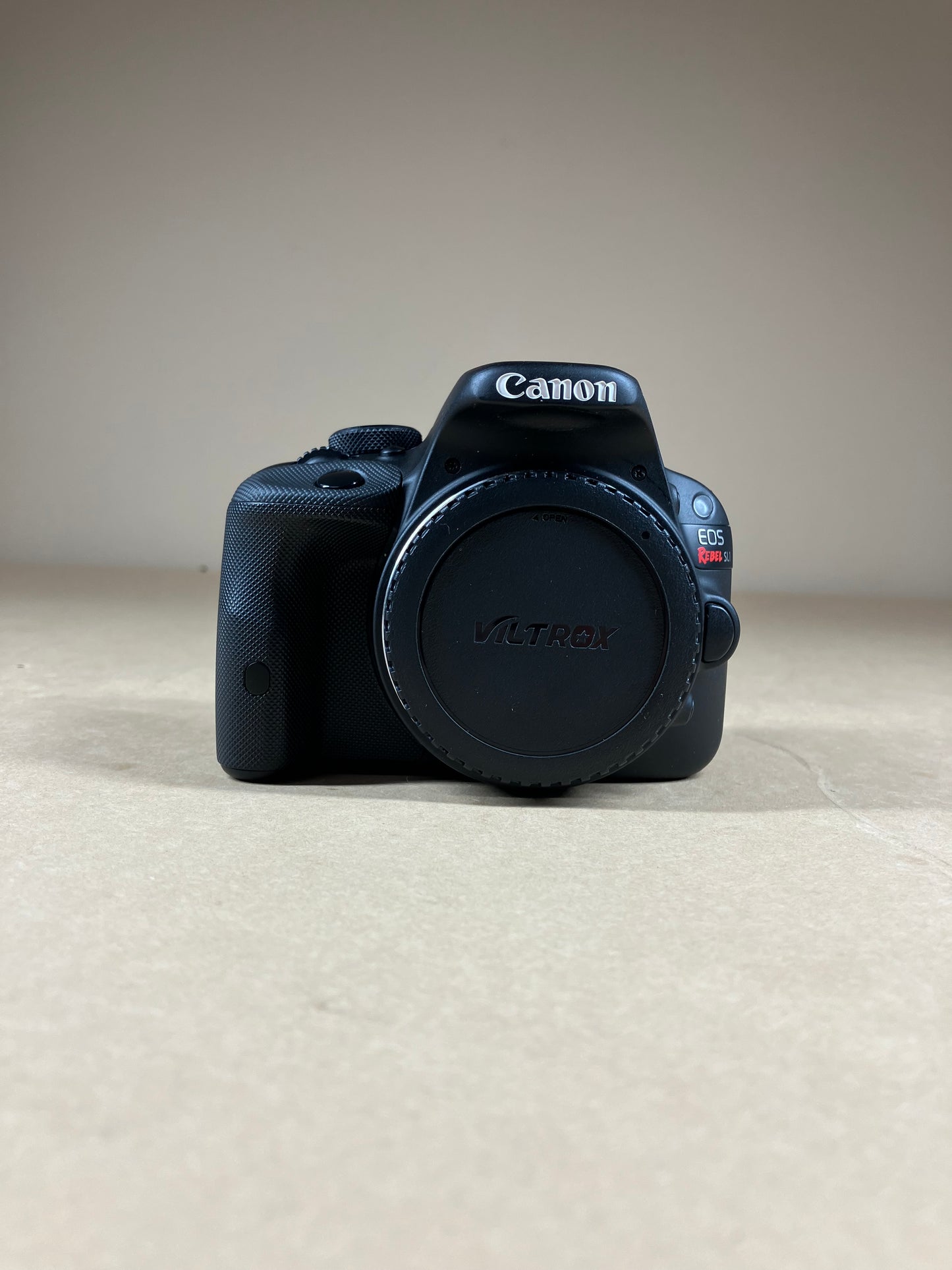 Canon EOS Rebel SL1 18.0MP Digital SLR DSLR Camera 1,869 Shutter Count Body Only