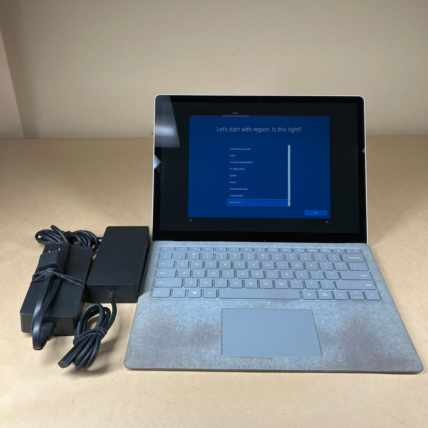 Microsoft Surface Laptop 1 1769 13.5" i5-7200U 2.5GHz 8GB RAM 256GB SSD w Dock