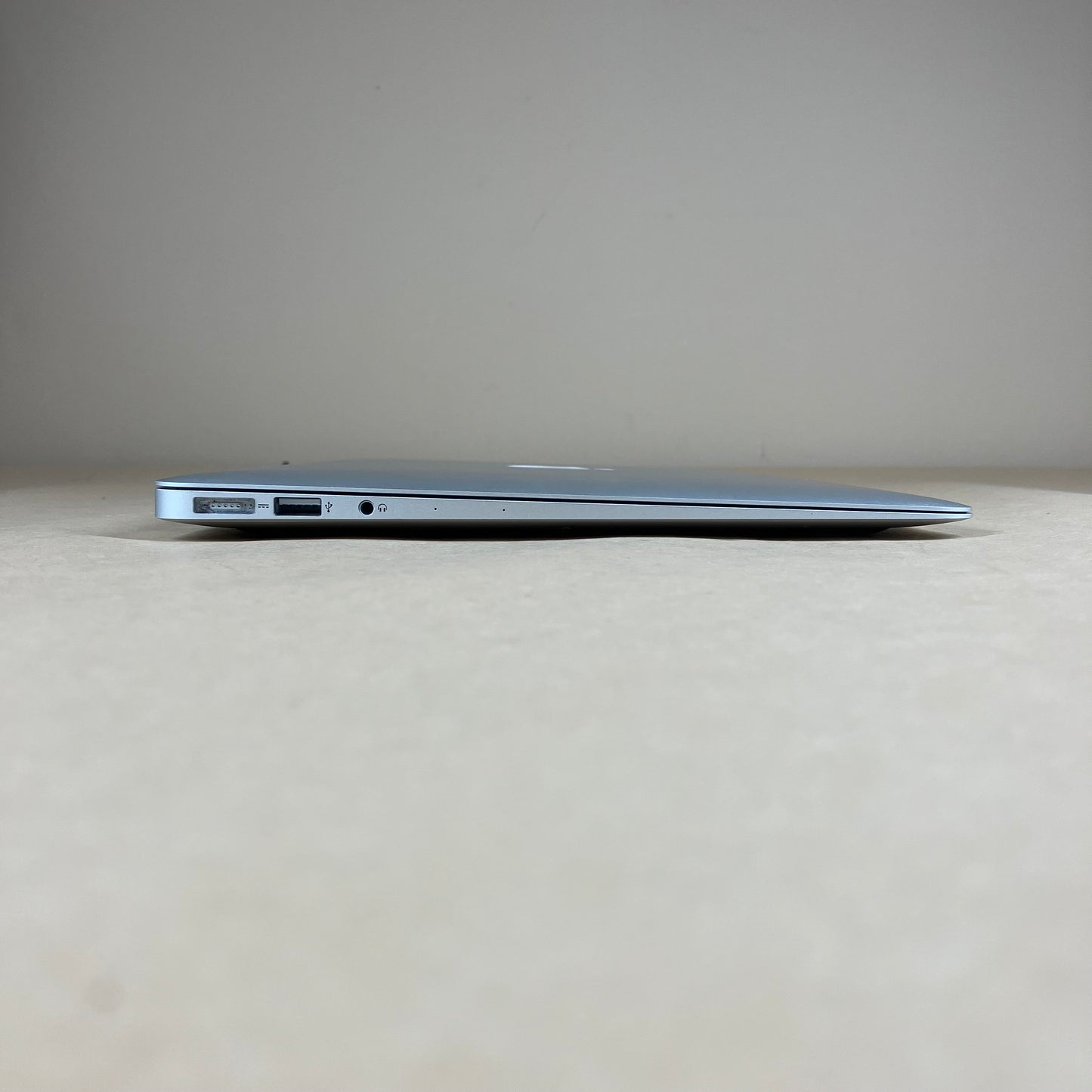 2017 Apple MacBook Air 13.3" i5 1.8GHz 8GB RAM 128GB SSD Silver A1466