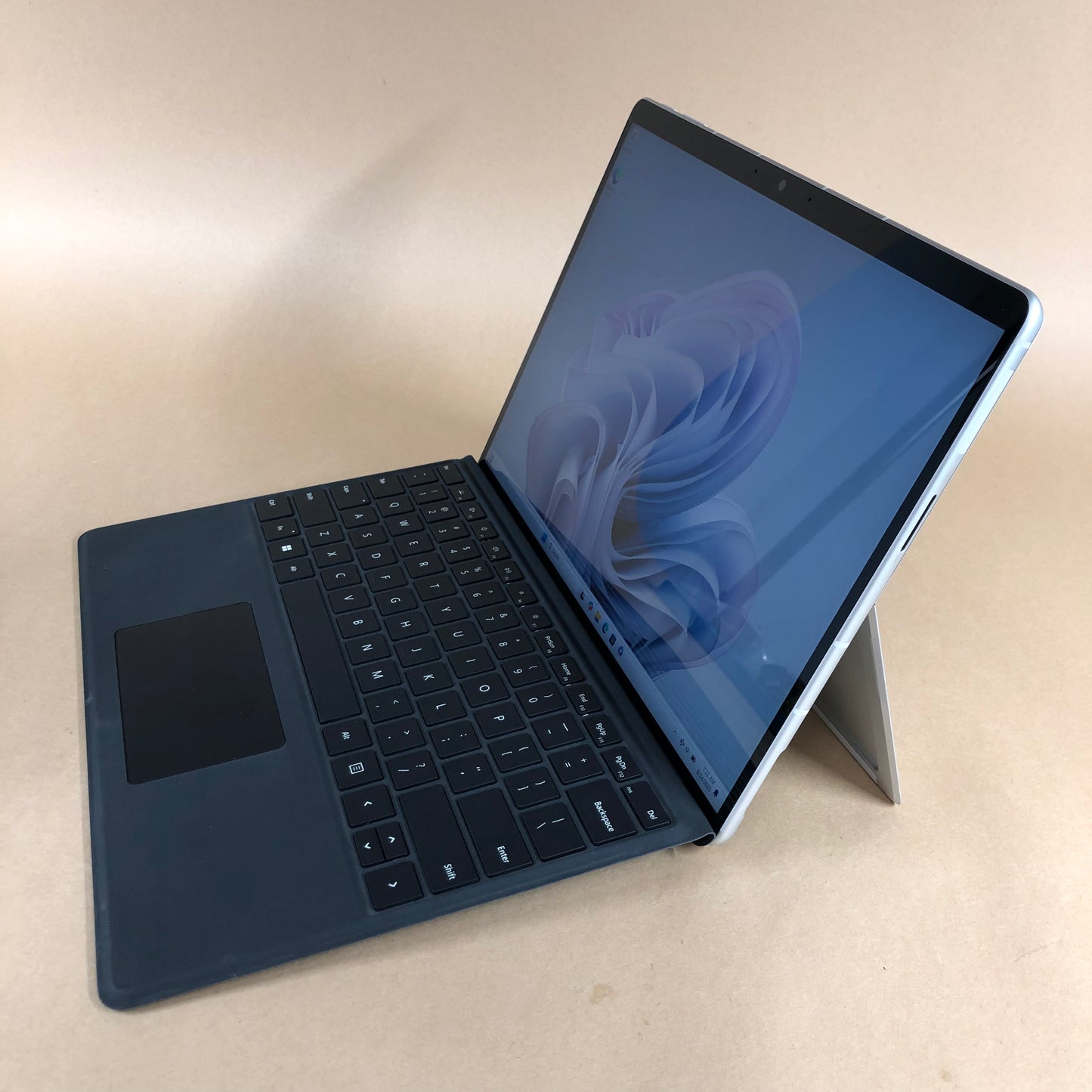 Microsoft Surface Pro 9 1997 13" SQ3 8GB RAM 256GB SSD SQ 3 Adreno 8CX Gen 3